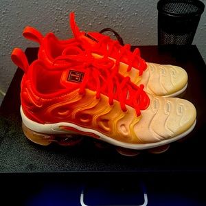 Like new size 7 orange Nike vapormax plus